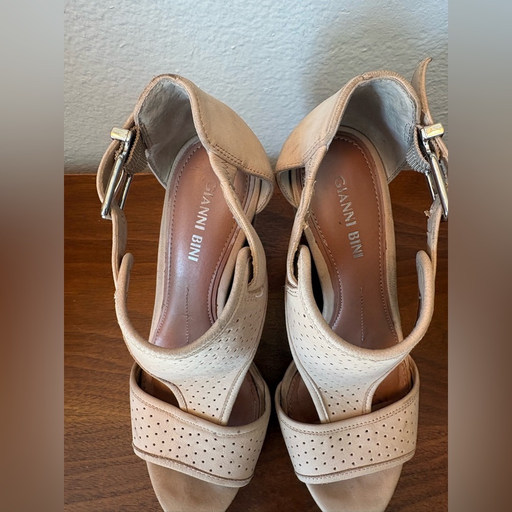 Gianni Bini perforated wedge sandals - Picture 5 of 7